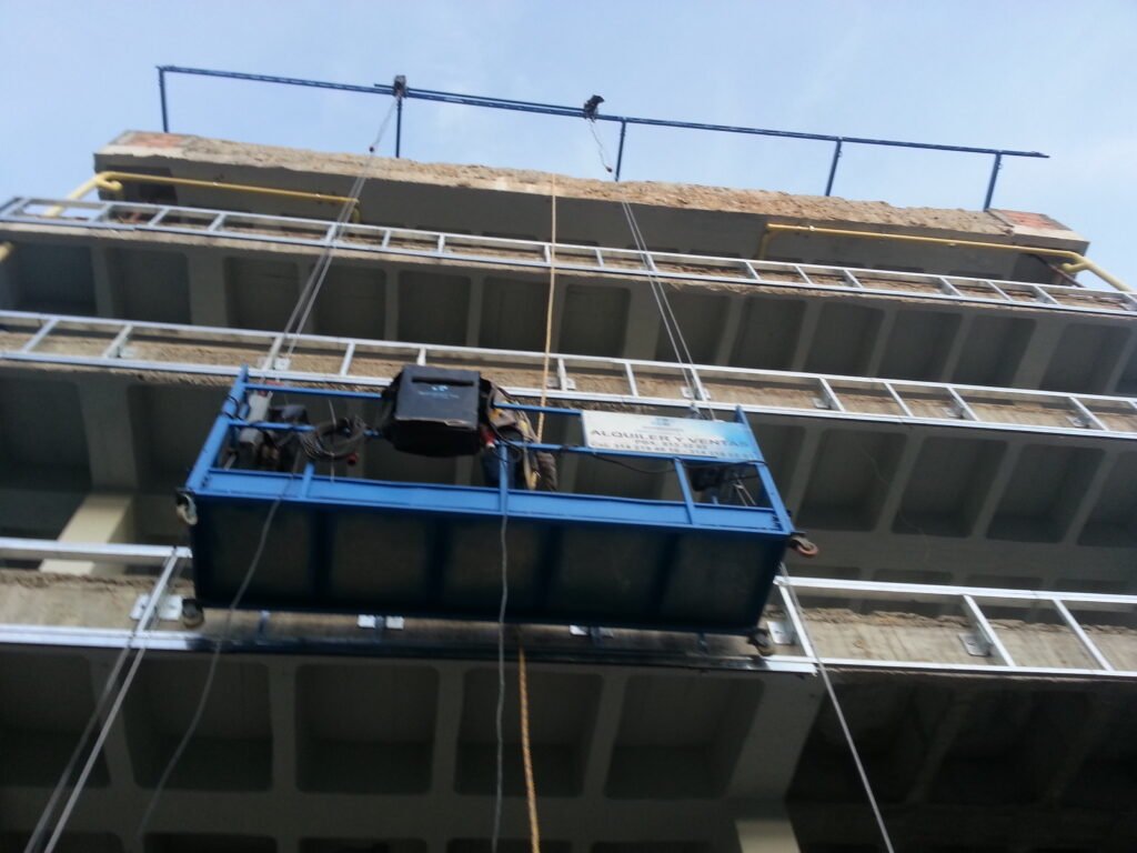 Andamio eléctrico en riel CYMS, primera empresa en Colombia con este sistema, reduce 40% del tiempo en fachadas
