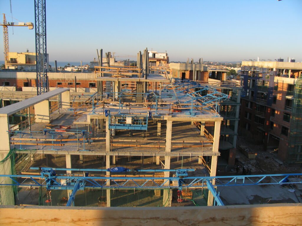 Andamio multidireccional CYMS en obra civil en Colombia, equipo certificado bajo Resolución 4272 de 2021