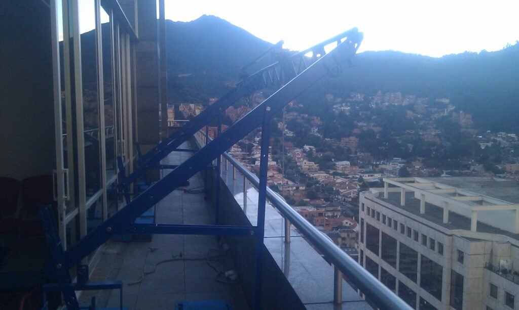 Equipos de protección personal EPP para trabajo en alturas en Colombia, arnés y casco bajo Resolución 4272